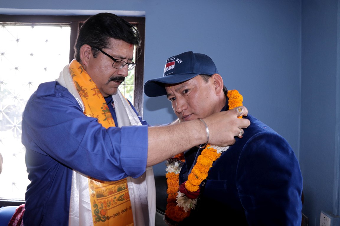 नेपाल तरुण दलका निवर्तमान अध्यक्ष जित जङ्ग बस्नेतद्वारा नवनियुक्त नेपाल तरुण दलका अध्यक्ष विद्वान गुरुङलाई पदभार हस्तान्तरण